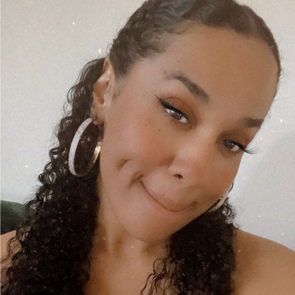 Sandra L !!POSH AMBASSADOR!! - Picture 7 of 10